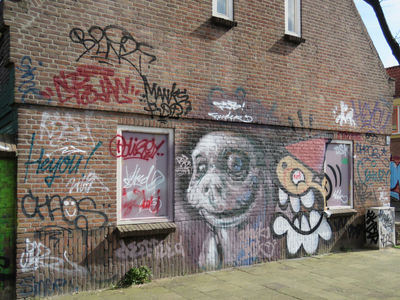 829717 Gezicht op de zijgevel van het pand Aardbeistraat 2 in de Tomaatstraat te Utrecht, vol graffiti, met rechts een ...